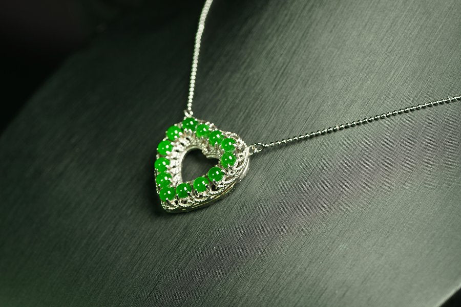 翠心环爱 天然 A 货翡翠冰种阳绿银镶钻心形围镶项链