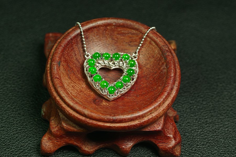 翠心环爱 天然 A 货翡翠冰种阳绿银镶钻心形围镶项链