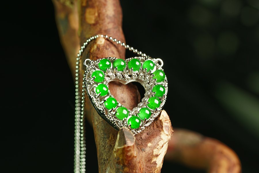 翠心环爱 天然 A 货翡翠冰种阳绿银镶钻心形围镶项链