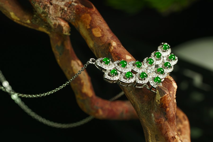 翠瓣聚华 天然 A 货翡翠冰种阳绿银镶钻花瓣簇项链