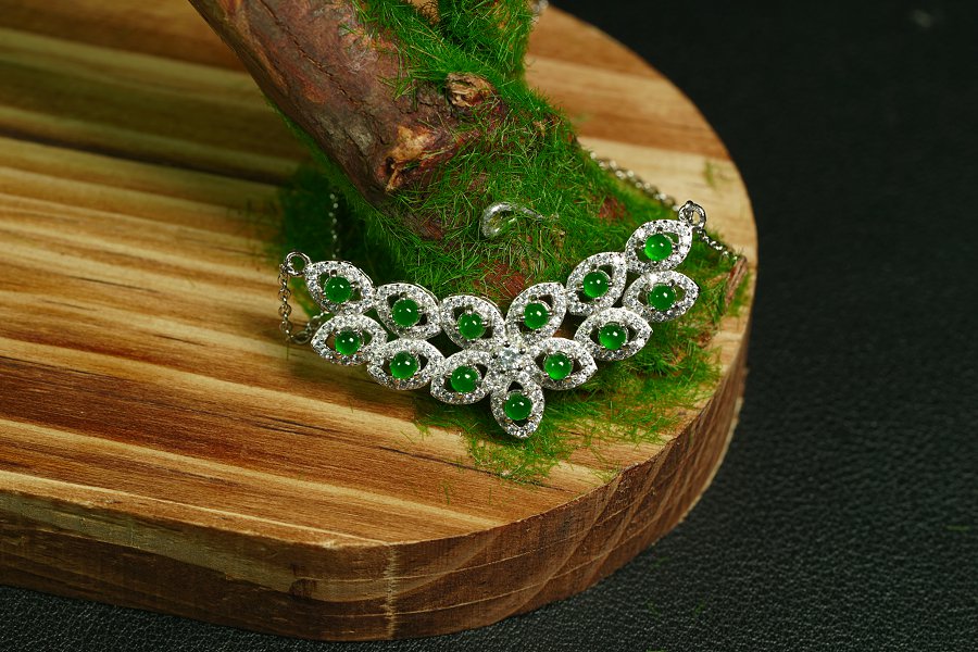 翠瓣聚华 天然 A 货翡翠冰种阳绿银镶钻花瓣簇项链