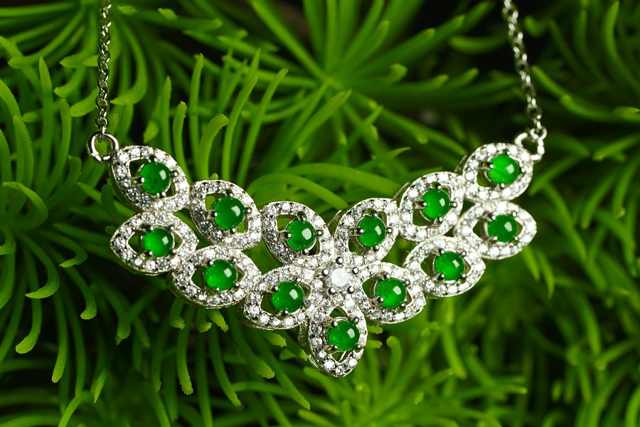 翠瓣聚华 天然 A 货翡翠冰种阳绿银镶钻花瓣簇项链