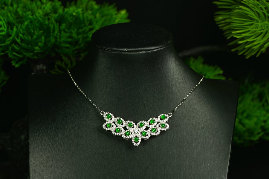 翠瓣聚华 天然 A 货翡翠冰种阳绿银镶钻花瓣簇项链