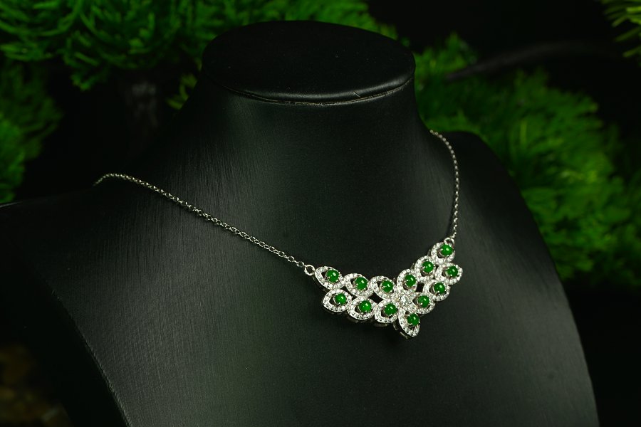 翠瓣聚华 天然 A 货翡翠冰种阳绿银镶钻花瓣簇项链