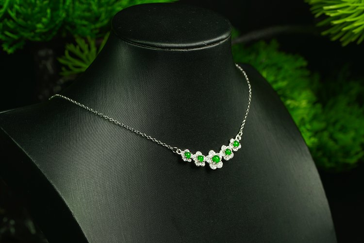 翠花簇颈 天然 A 货翡翠冰种阳绿银镶钻五瓣花手链