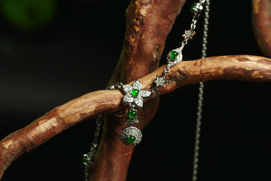 翠星缀花 天然 A 货翡翠冰种阳绿银镶钻星花吊坠项链