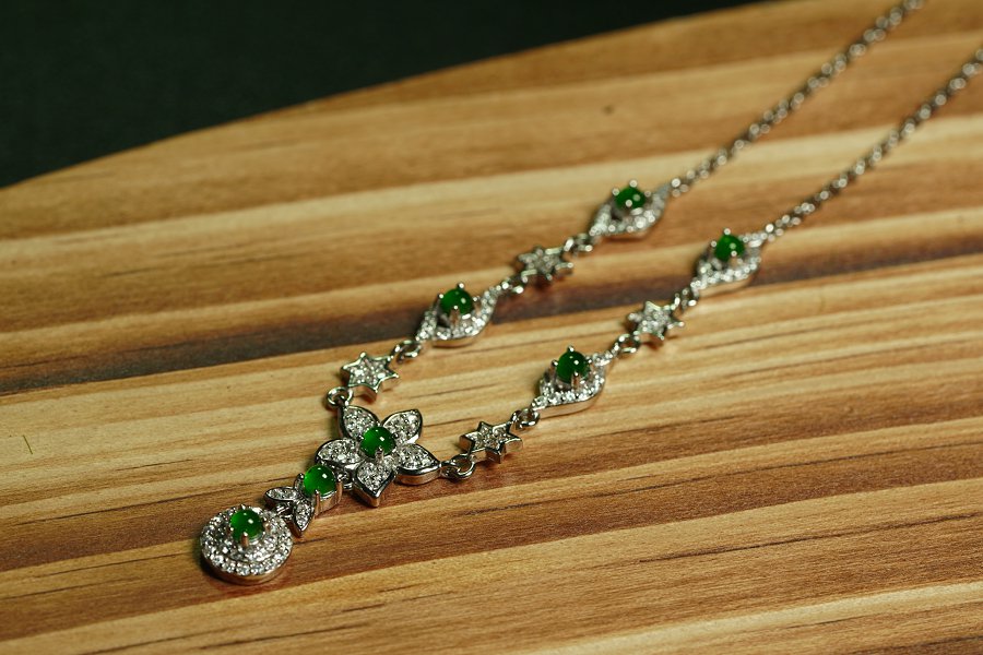 翠星缀花 天然 A 货翡翠冰种阳绿银镶钻星花吊坠项链