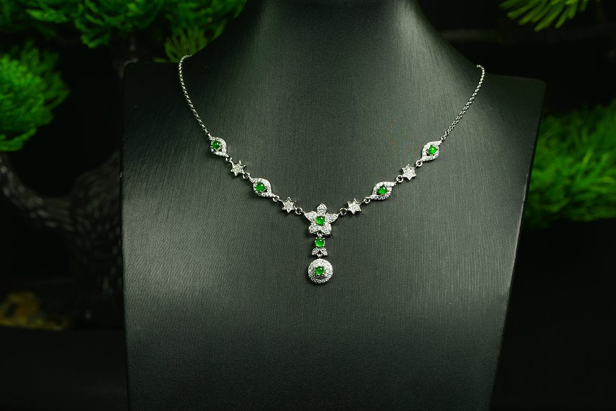 翠星缀花 天然 A 货翡翠冰种阳绿银镶钻星花吊坠项链
