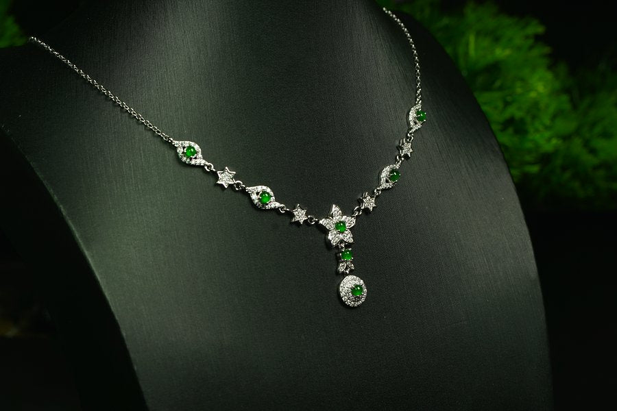 翠星缀花 天然 A 货翡翠冰种阳绿银镶钻星花吊坠项链