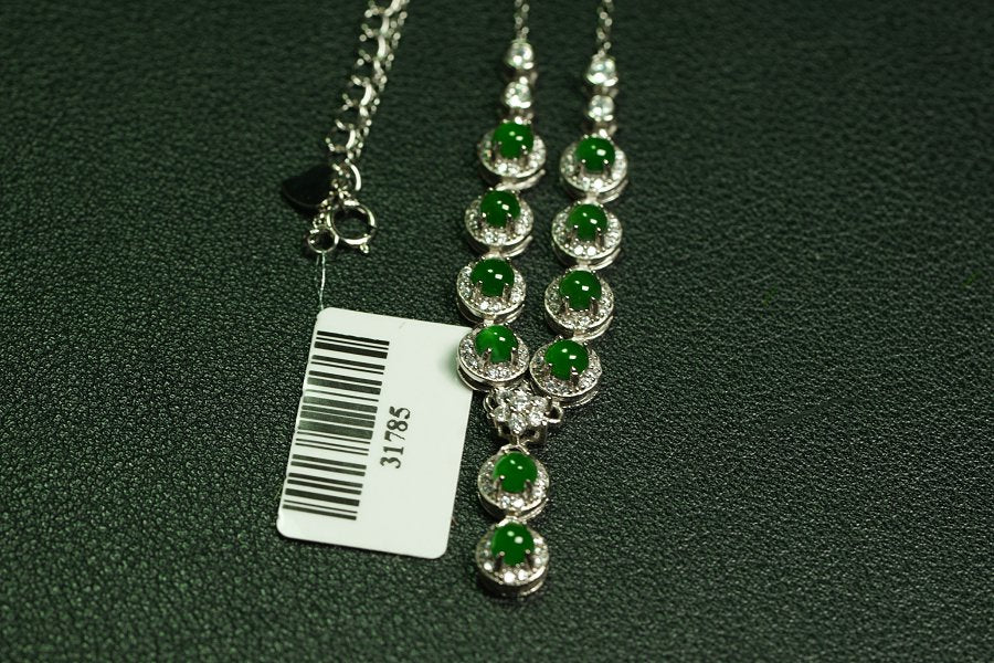 翠环垂韵 天然 A 货翡翠冰种阳绿银镶钻 T 形套链