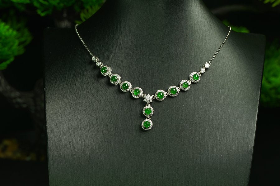 翠环垂韵 天然 A 货翡翠冰种阳绿银镶钻 T 形套链