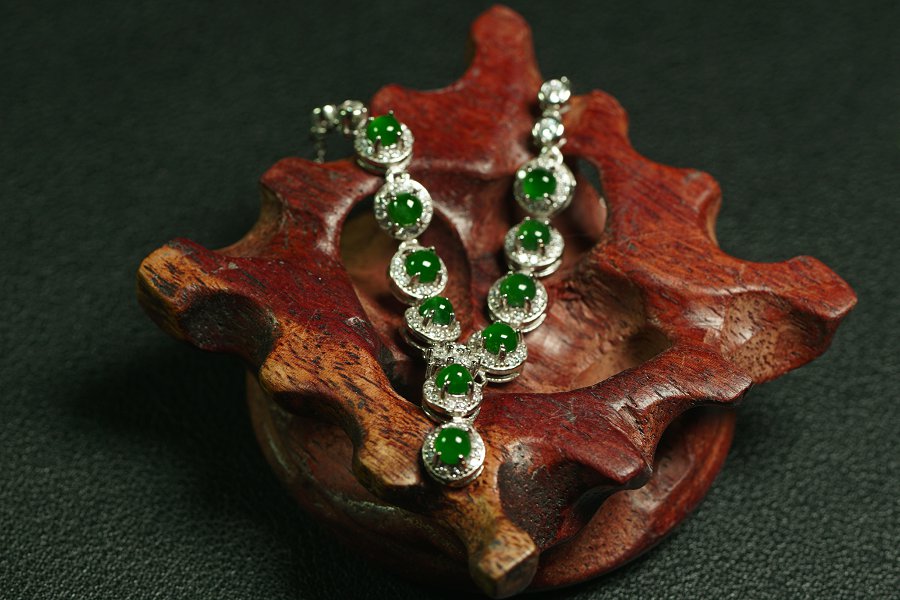 翠环垂韵 天然 A 货翡翠冰种阳绿银镶钻 T 形套链