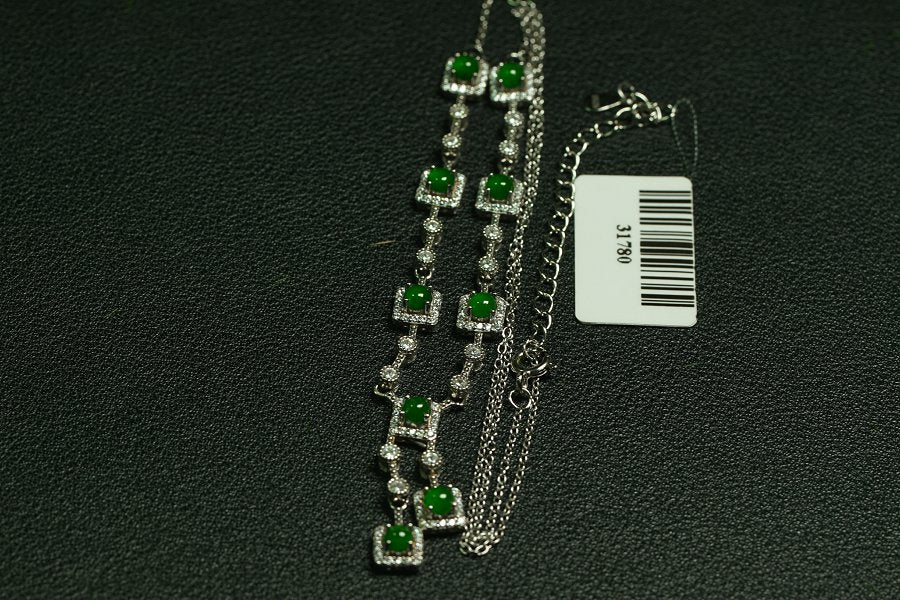 翠方缀颈 天然 A 货翡翠冰种阳绿银镶钻方形套链