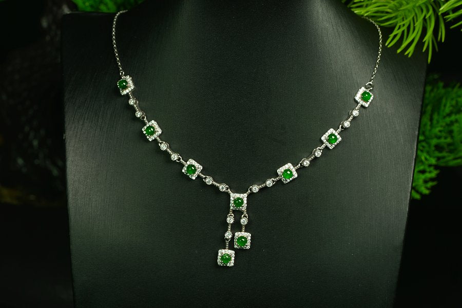 翠方缀颈 天然 A 货翡翠冰种阳绿银镶钻方形套链