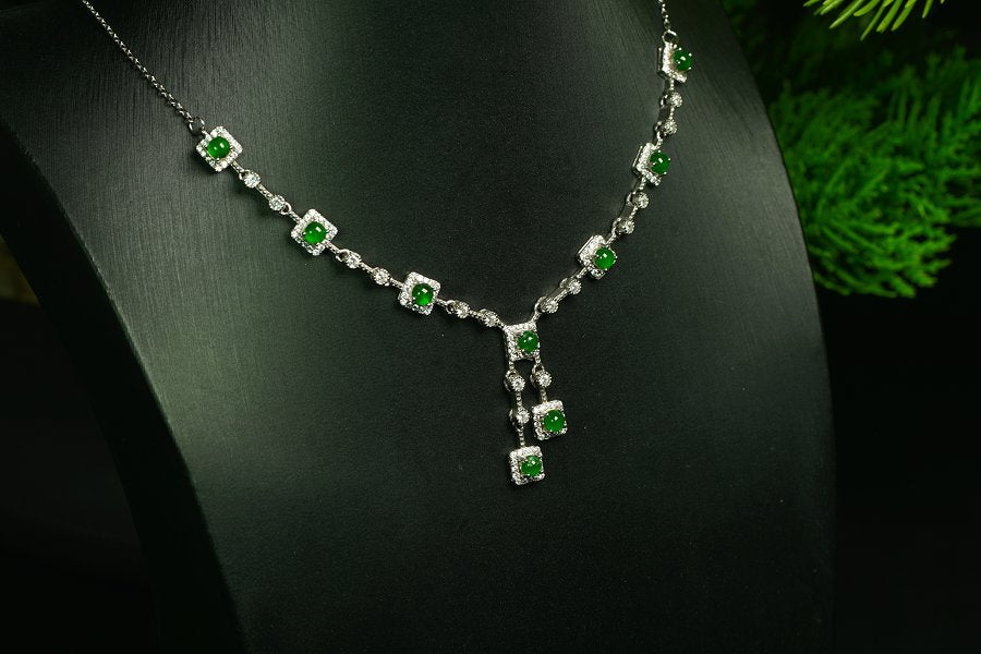 翠方缀颈 天然 A 货翡翠冰种阳绿银镶钻方形套链