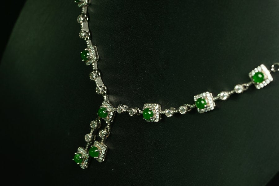 翠方缀颈 天然 A 货翡翠冰种阳绿银镶钻方形套链