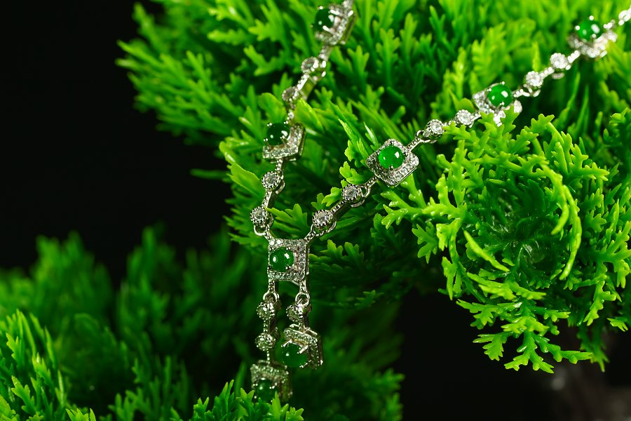 翠方缀颈 天然 A 货翡翠冰种阳绿银镶钻方形套链