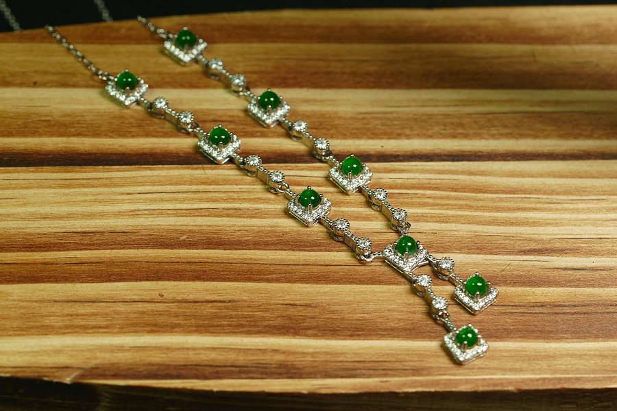 翠方缀颈 天然 A 货翡翠冰种阳绿银镶钻方形套链