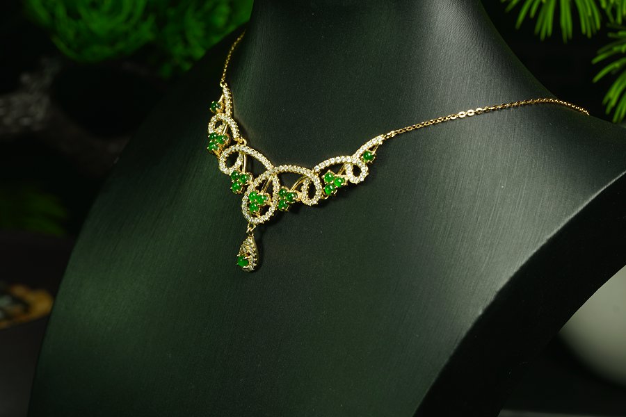 金翠缠枝 天然 A 货翡翠冰种阳绿金镶钻缠枝套链