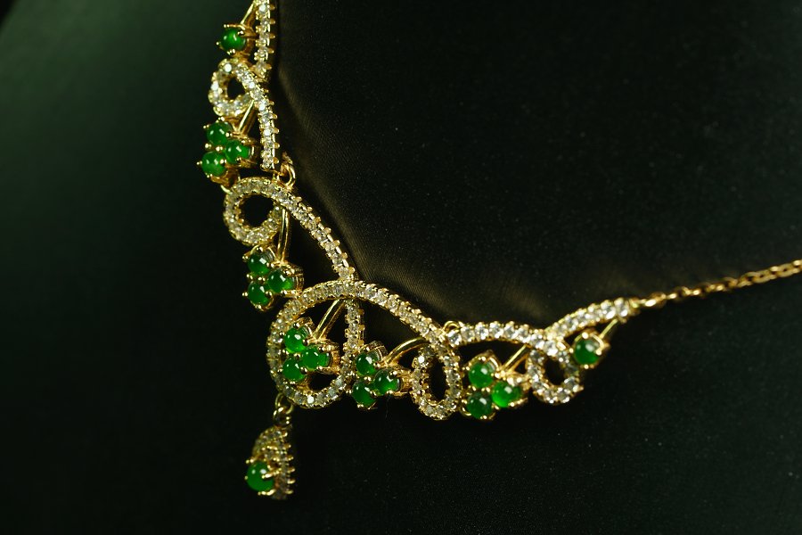 金翠缠枝 天然 A 货翡翠冰种阳绿金镶钻缠枝套链