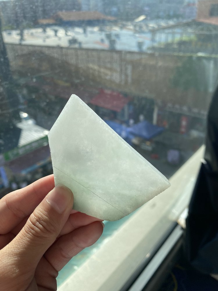 翠影三角随形 天然 A 货冰种晴水绿翡翠三角毛料